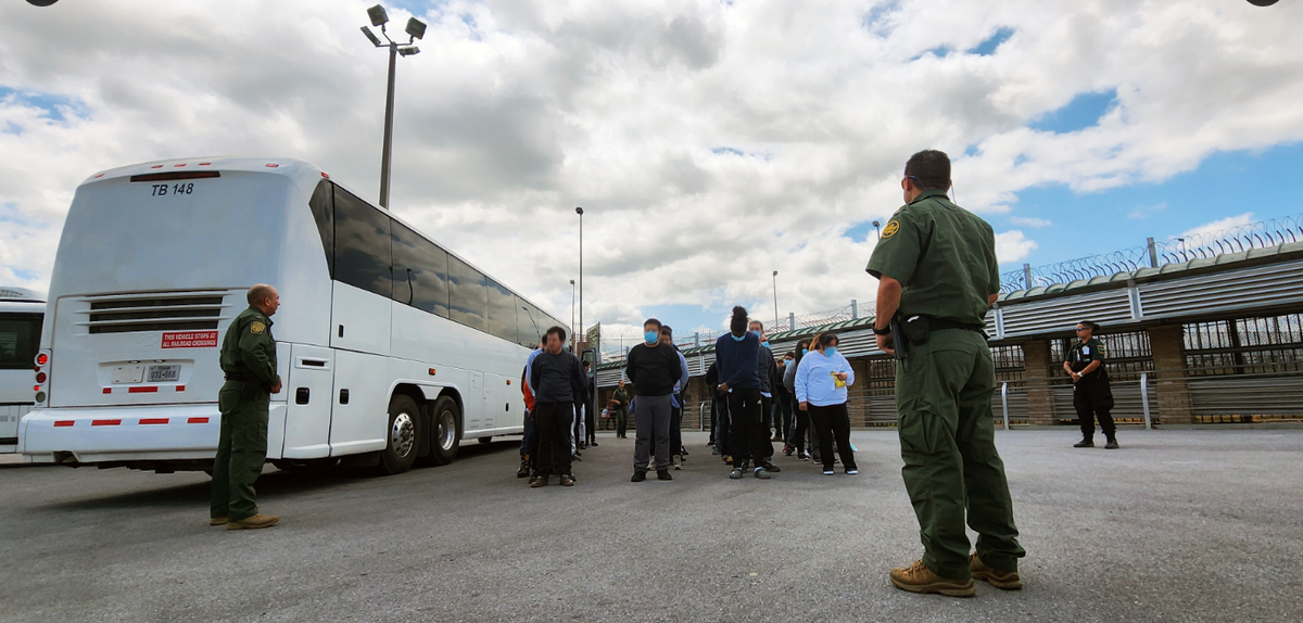 La mayoría de los migrantes adultos solteros sin permiso de viaje enfrentan un proceso de deportación rápida, según los datos del CBP.
