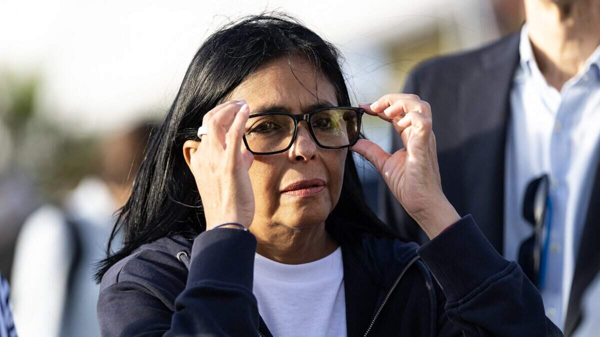 La presidenta interina de Venezuela, Delcy Rodríguez, gesticula durante una visita a un campamento provisional de la seguridad civil francesa en La Guaira, estado de La Guaira, el 1 de julio de 2026, tras los dos terremotos ocurridos el 24 de junio.