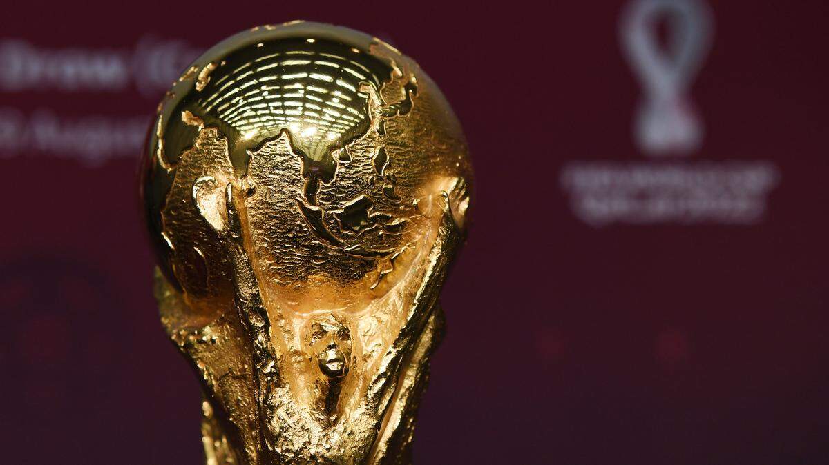 El trofeo máximo del fútbol, la Copa FIFA, durante el sorteo para las eliminatorias de la CONCACAF al Mundial de Catar 2022.