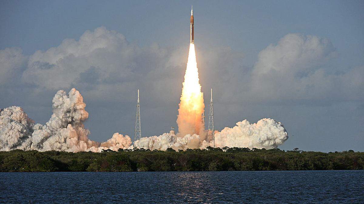 La misión lunar tripulada Artemis II despega desde el Centro Espacial Kennedy, en Cabo Cañaveral (Florida), el miércoles 1 de abril de 2026. Artemis II es un vuelo de 10 días con cuatro astronautas que realizará un recorrido alrededor de la Luna, marcando la primera vez que seres humanos viajan más allá de la órbita terrestre baja desde la misión Apolo 17 en 1972.