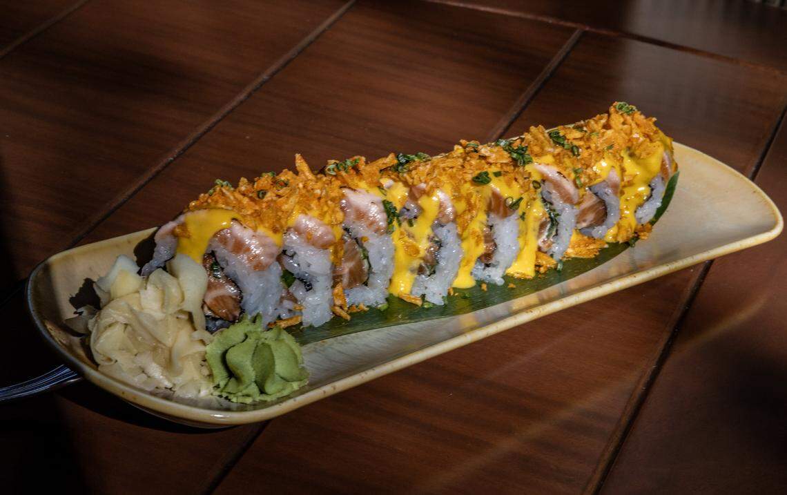 “Crazy Salmon Roll”, salmón picante con yuzu, cubierto con miso dulce y salsa de mango con habanero, un plato del chef Jonathan Arenas, del menú de Mayami Wynwood, un restaurante de fusión mexicana en Wynwood, Miami, el martes 24 de febrero de 2026.