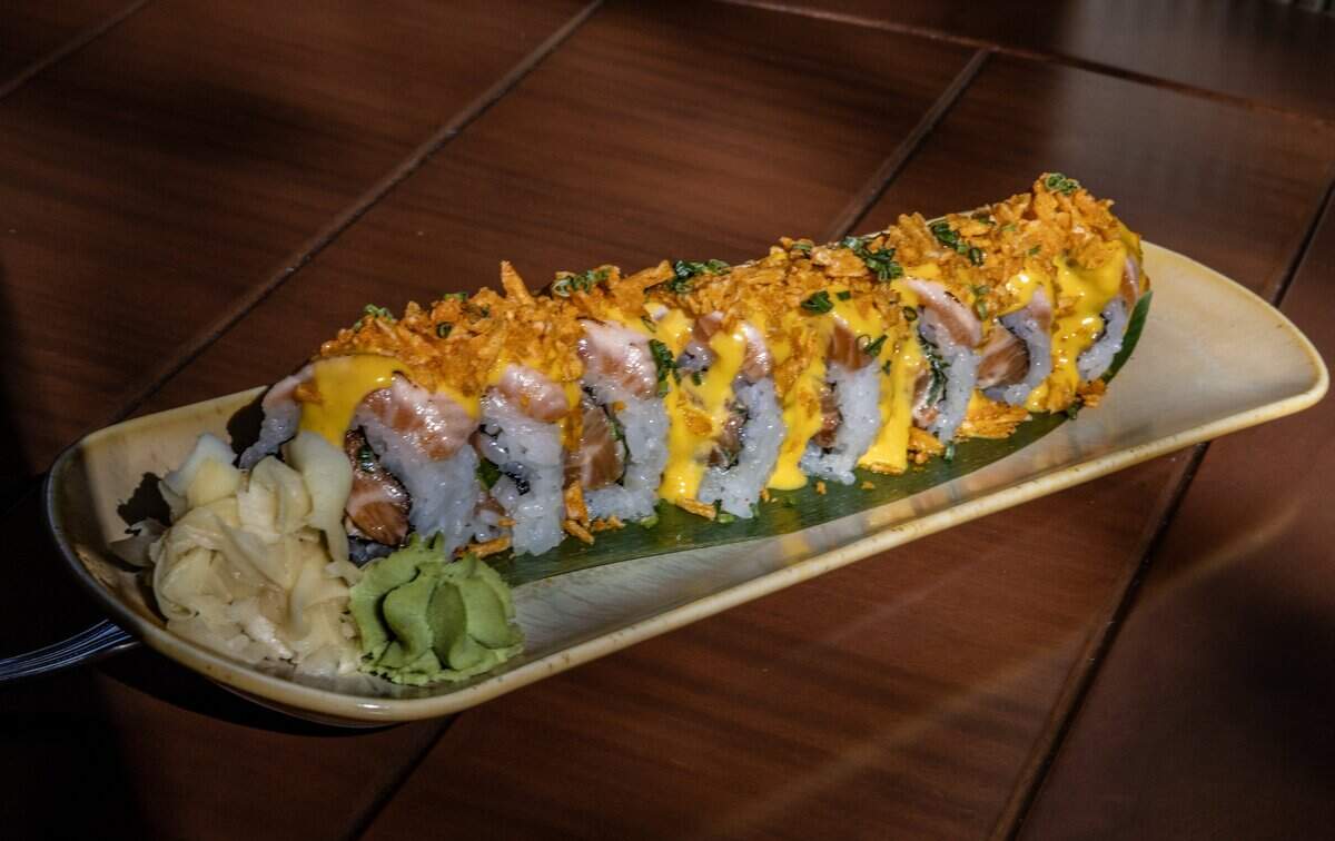 “Crazy Salmon Roll”, salmón picante con yuzu, cubierto con miso dulce y salsa de mango con habanero, un plato del chef Jonathan Arenas, del menú de Mayami Wynwood, un restaurante de fusión mexicana en Wynwood, Miami, el martes 24 de febrero de 2026.