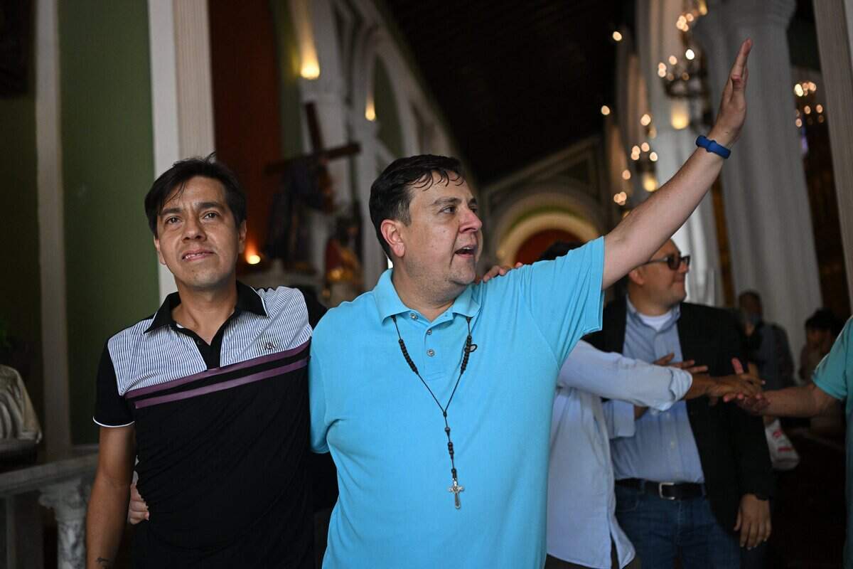 El activista de derechos humanos Javier Tarazona (der.) camina junto a su hermano José Rafael Tarazona (izq.) tras su liberación de prisión en la iglesia La Candelaria en Caracas el 1 de febrero de 2026.