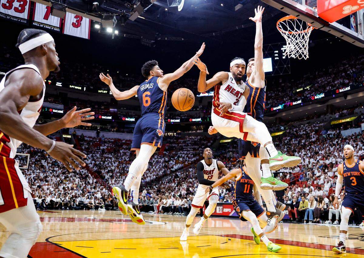 El jugador del Heat Gabe Vincent (2) le pasa la pelota a Jimmy Butler ante la defensa de los Knicks de Nueva York, en el sexto partido de la serie de segunda ronda celebrado el 12 de mayo de 2023 en Miami.