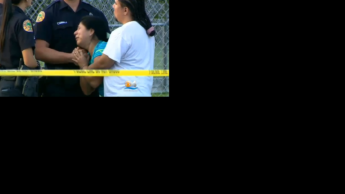 La madre de la víctima llora desconsolada. Cortesía CBS4