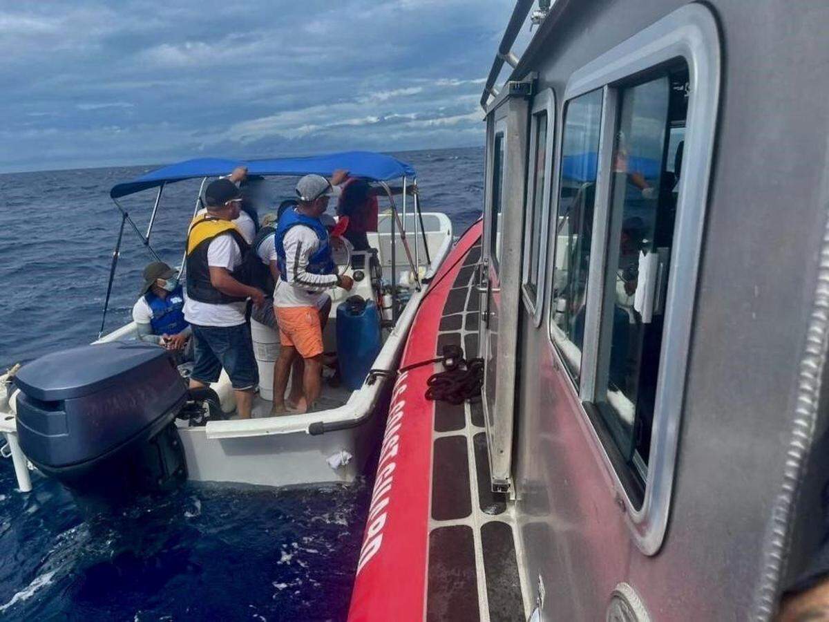 Un pequeño bote a la deriva en el mar, con 12 inmigrantes venezolanos, fue rescatado a finales de noviembre por la Guardia Costera.