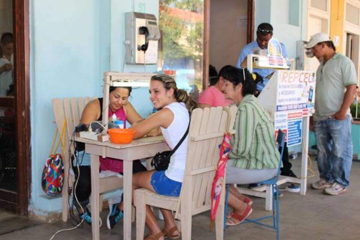 Desde manicuristas hasta reparadores de teléfonos celulares se pueden encontrar en la Calle Salvador Cisneros, en Viñales.