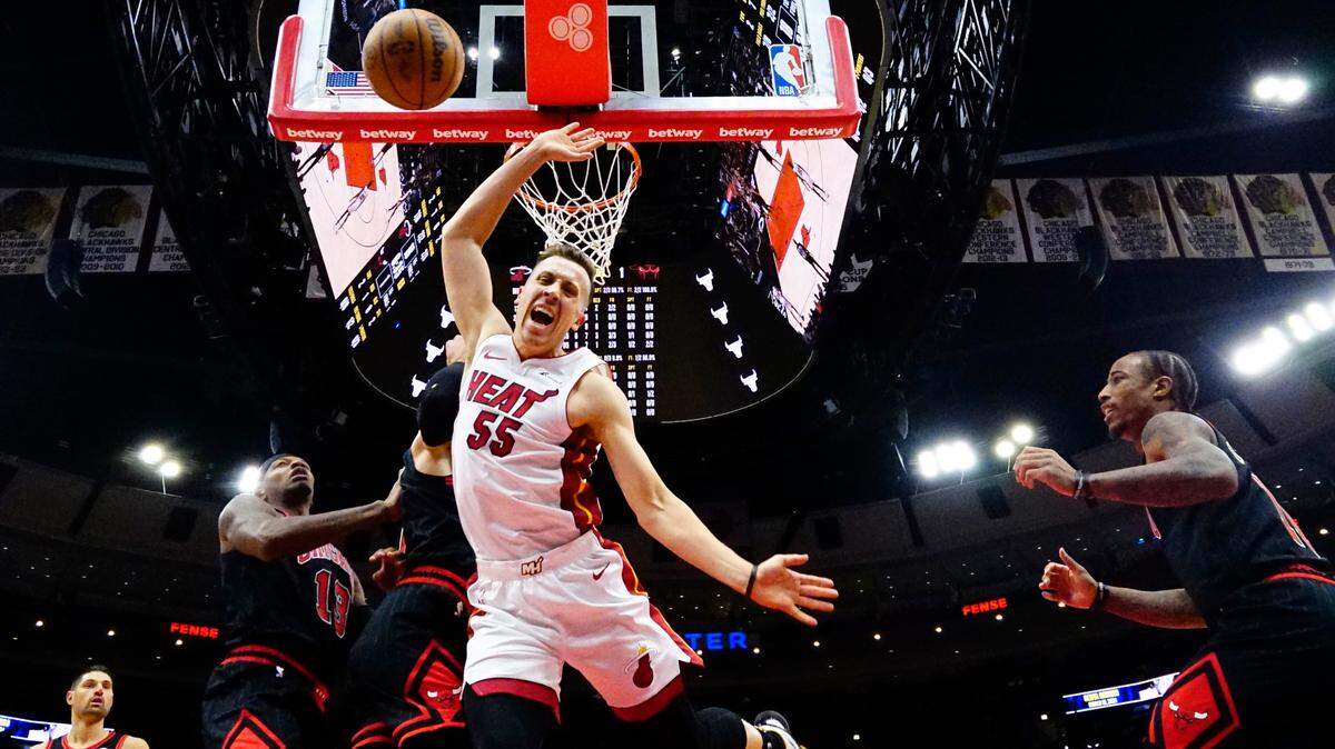 El delantero del Miami Heat Duncan Robinson (55) recibe una falta contra los Chicago Bulls durante la primera mitad en United Center, el 18 de noviembre de 2023; Chicago, Illinois, Estados Unidos.