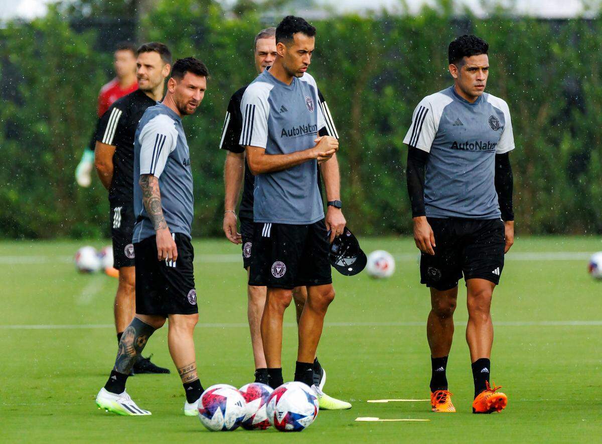 El delantero del Inter Miami Lionel Messi (der.) y el mediocampista Sergio Busquets participan en una práctica con el equipo el 20 de julio de 2023 en el Florida Blue Training Center en Fort Lauderdale, Florida.