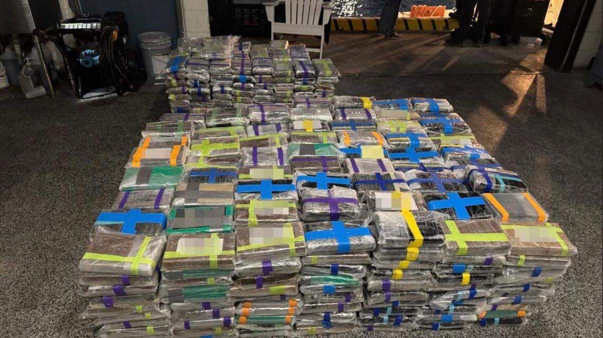 El Servicio Guardacostas y la Oficina de Aduanas y Protección Fronteriza incautaron aproximadamente 3,715 libras de cocaína con un valor de $28 millones en el Best Bet, una embarcación de 65 pies, cerca de Government Cut, frente a Miami Beach.