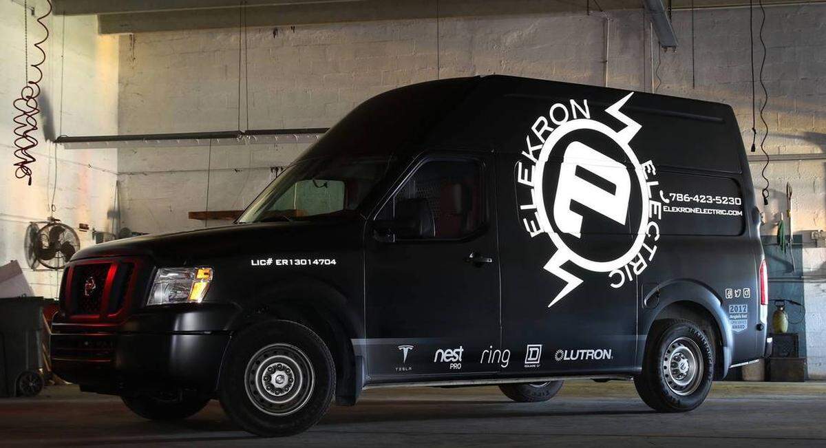 Elekron Electric ahora requiere que los técnicos usen equipo de protección antes de ingresar a los hogares o negocios de las personas. 