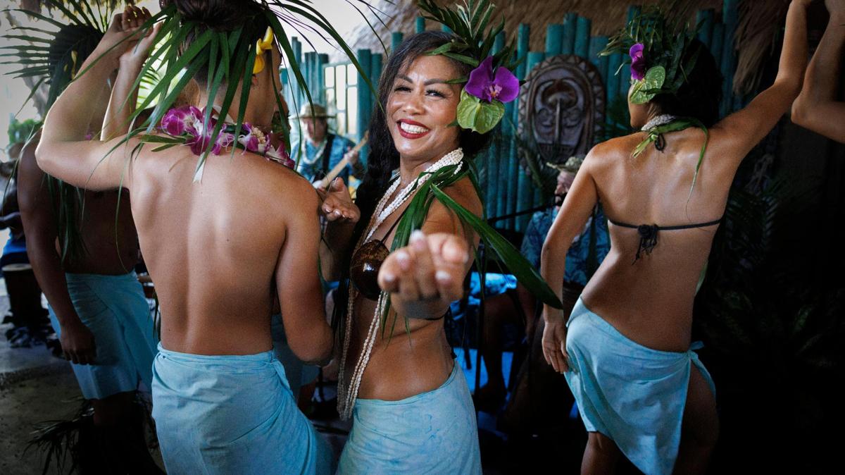 Bailarines de Mai-Kai sonríen durante su ceremonia de baile inaugural en la reapertura de Mai-Kai en Fort Lauderdale. El restaurante había estado cerrado durante cuatro años antes de reabrir bajo un nuevo propietario.