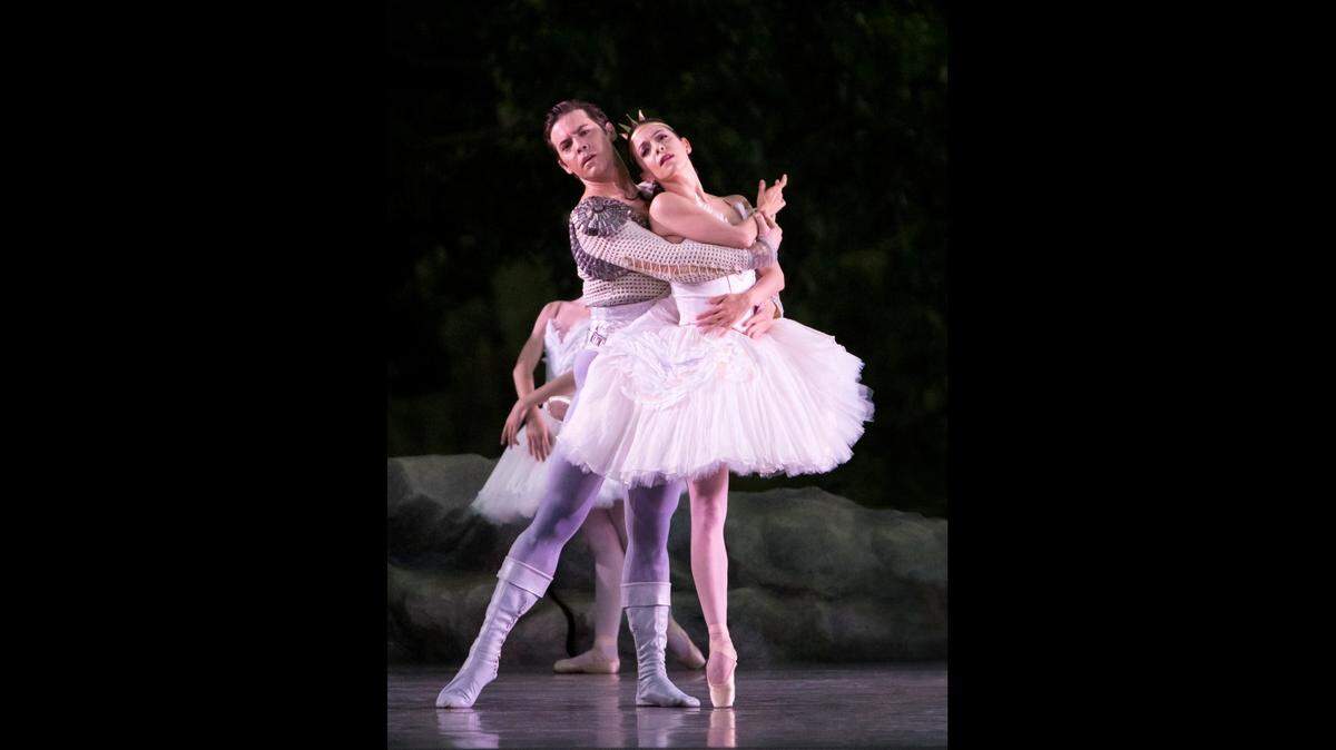 Katia Carranza y Carlos Quenedit en “Swan Lake” de Alexei Ratmansky.