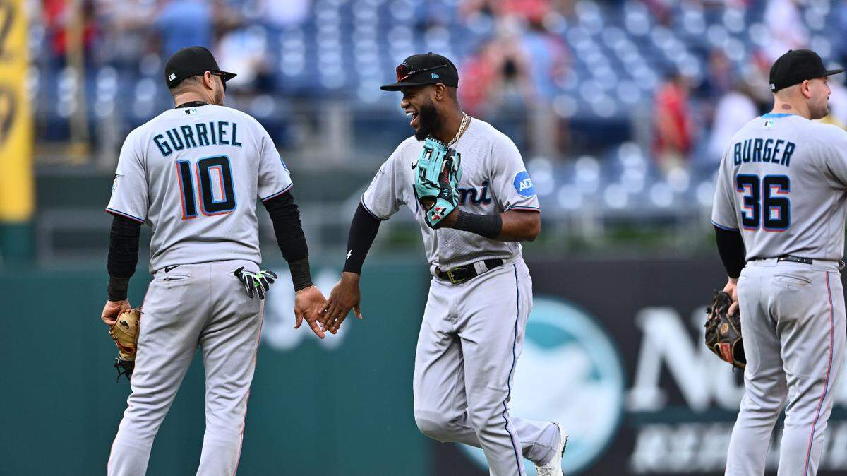 El jardinero de los Miami Bryan de la Cruz (centro) celebra con el primera base Yuli Gurriel tras la victoria de Miami 5-4 ante los Filis, el 10 de septiembre de 2023 en Filadelfia.