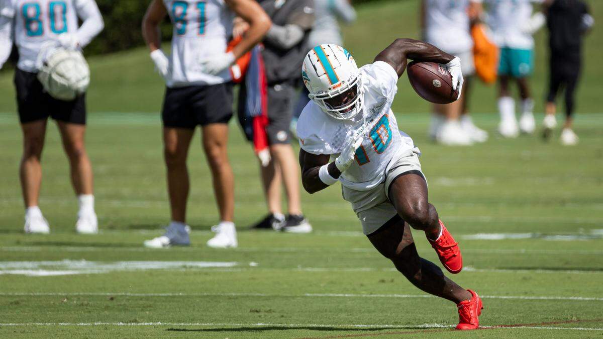 El wide receiver de los Dolphins Tyreek Hill corre con el ovoide en una práctica con el equipo, el miércoles 18 de octubre de 2023 en el Baptist Health Training Complex en Miami Gardens