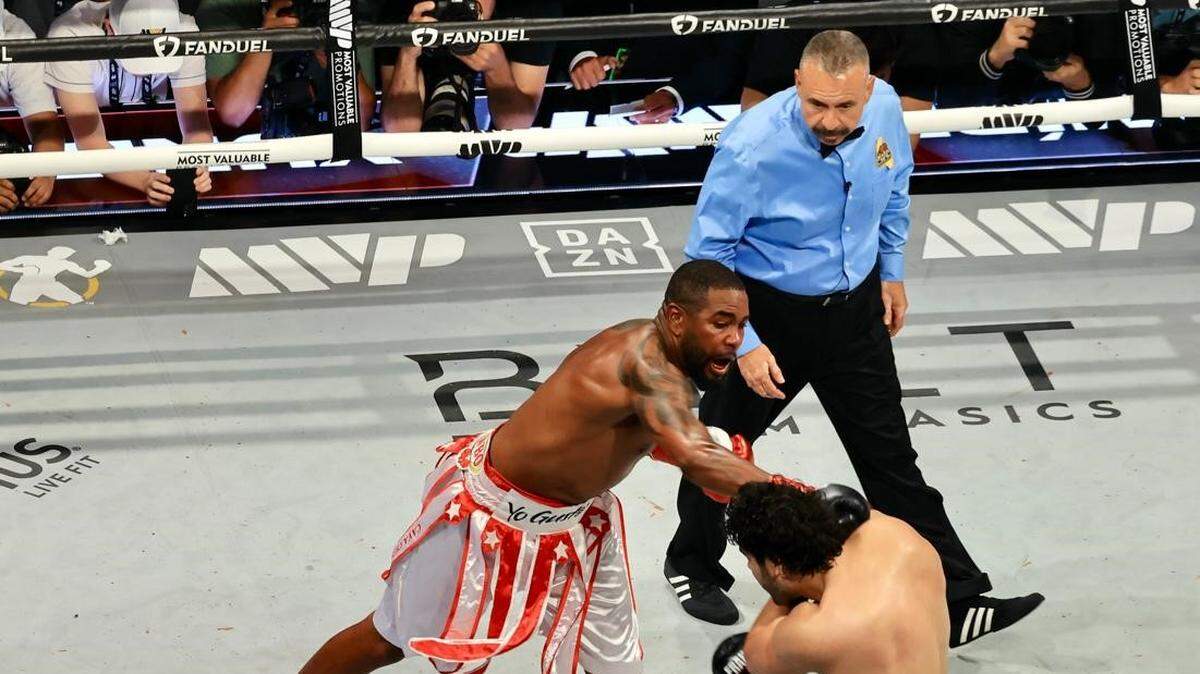 Yuniel Dorticós (izq.) puso en aprietos al campeón mexicano Gilberto Ramírez  durante varios asaltos y se ganó el respeto del público en Anaheim, pese a la derrota por decisión unánime.