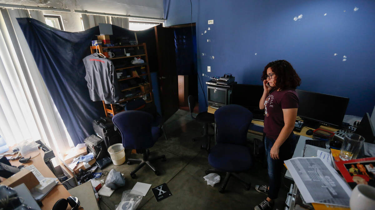 Trabajadores del medio de prensa Confidencial observan sus oficinas saquedas por la Policía el 14 de diciembre del 2018, en Managua, Nicaragua.