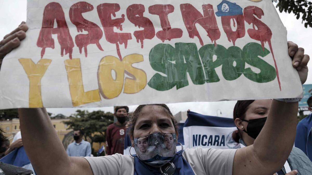 Foto de archivo del 12 de septiembre de 2021 que muestra a cientos de ciudadanos de Nicaragua protestando en contra de los abusos del gobierno de Daniel Ortega, en San José, Costa Rica.
