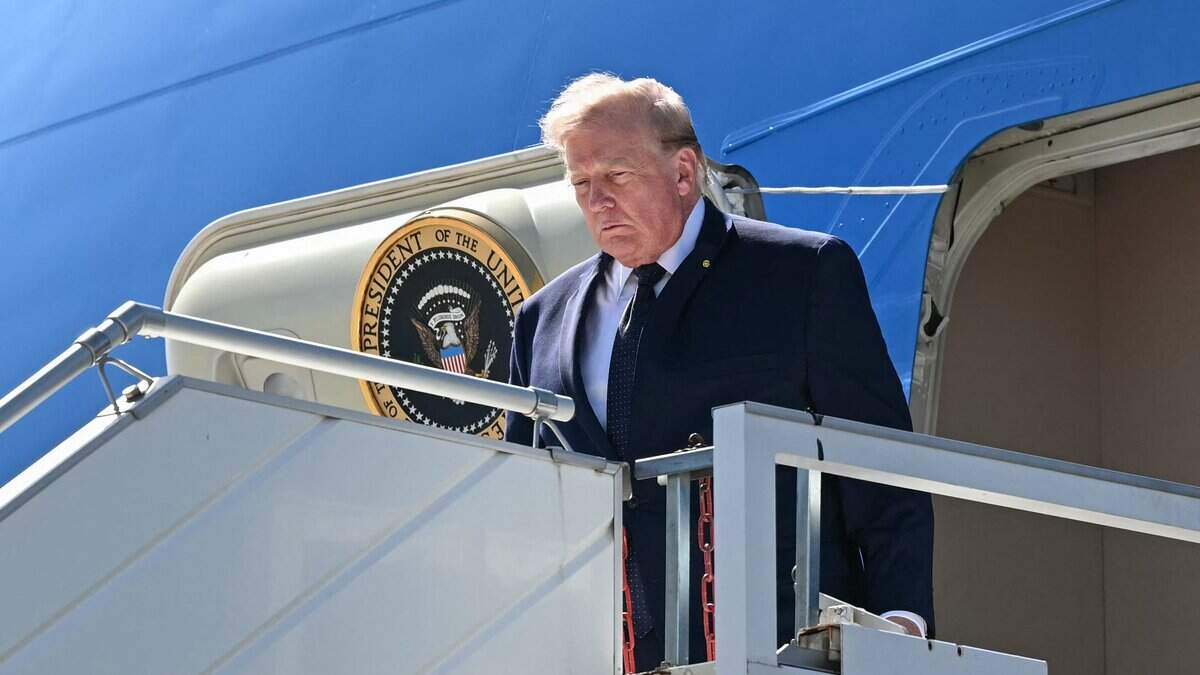 El presidente de Estados Unidos, Donald Trump, desciende del Air Force One tras aterrizar en el aeropuerto de Ginebra antes de la cumbre del G7, en Ginebra, el 15 de junio de 2026.