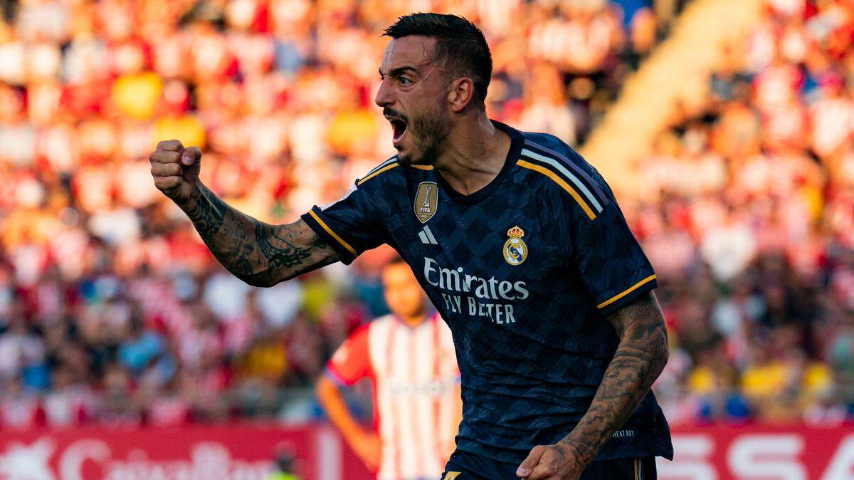 Joselu celebra un gol para el Real Madrid que goleó 3-0 al Girona que dejó su condición invicta en el campeonato.