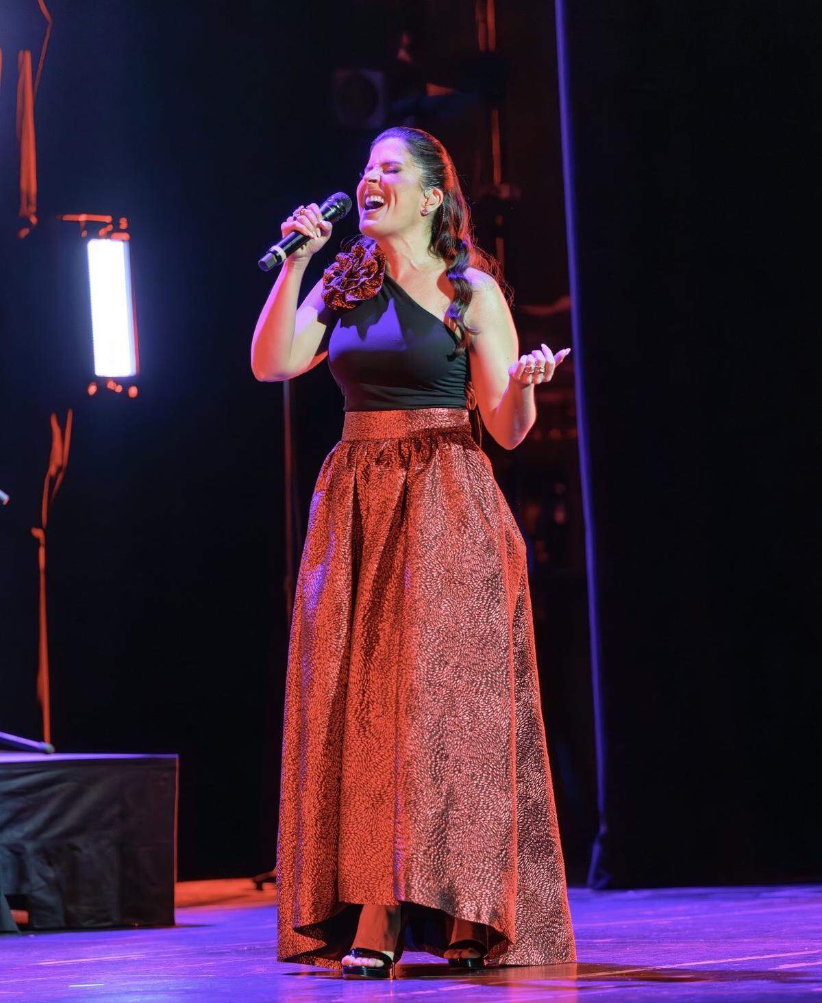 Mariaca Semprún se presenta en el Adrienne Arsht Center el domingo, 15 de marzo con el espectáculo  “Homenaje a Rocío Durcal”. 