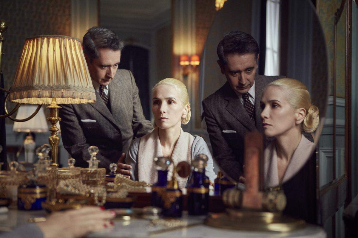 En Hulu la serie ‘Santa Evita’ (2022) basada en la novela de ficción homónima de Tomás Eloy Martínez, sigue la vida de Eva Perón.