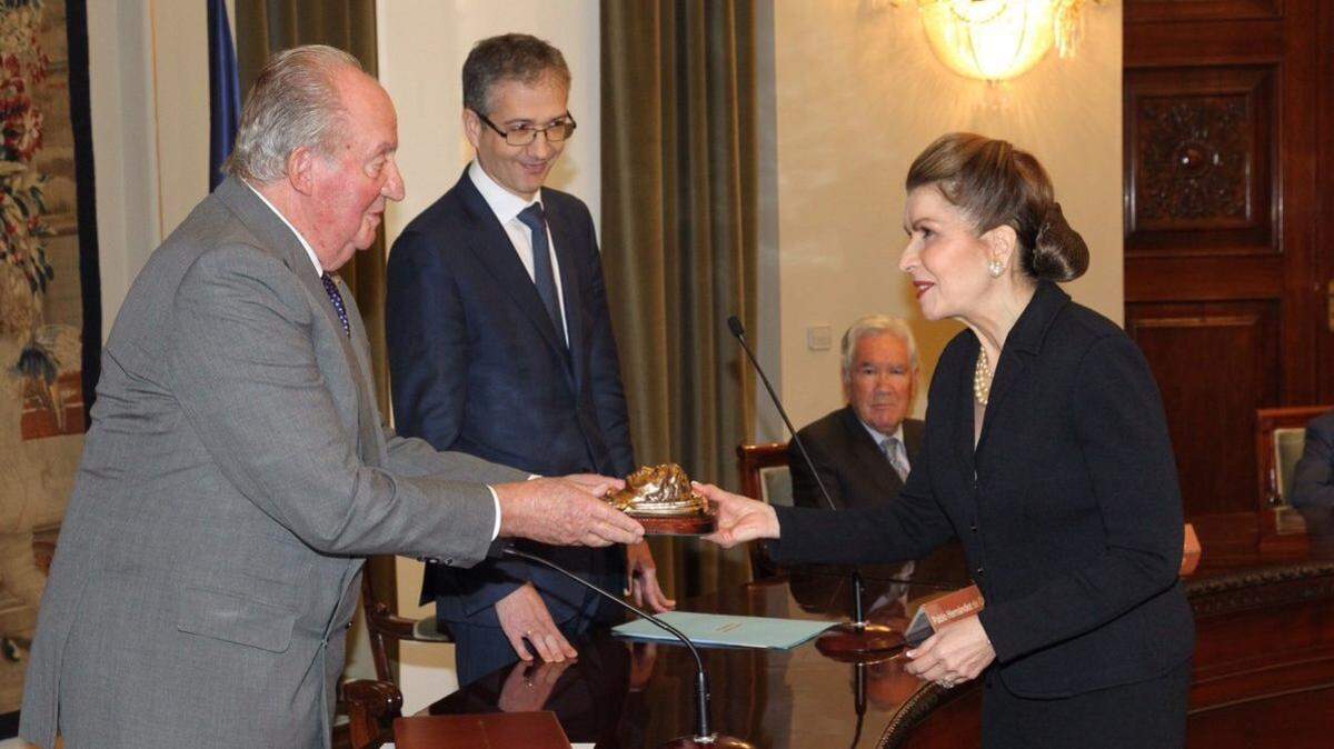La economista y académica cubanoamericana Carmen Reinhart recibe el Premio Rey Juan Carlos de Economía de manos del rey emérito, el 11 de diciembre, en la sede del Banco de España, en Madrid.