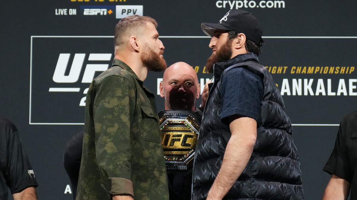 Los oponentes Jan Blachowicz de Polonia y Magomed Ankalaev de Rusia se enfrentan durante la conferencia de prensa del UFC 282 en el MGM Grand Garden Arena el 08 de diciembre de 2022 en Las Vegas, Nevada. (Foto de Chris Unger/Zuffa LLC)