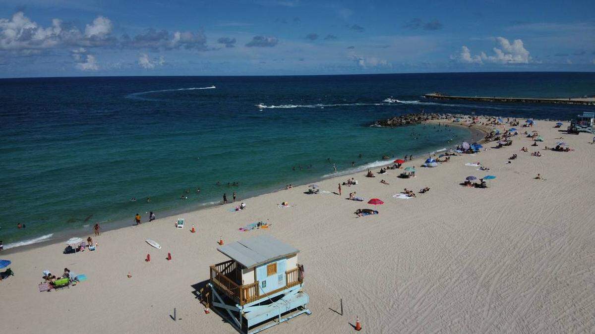 Con las temperaturas en los 80 grados, ¿alguien irá a la playa? Foto de Haulover Beach en el noreste de Miami-Dade.