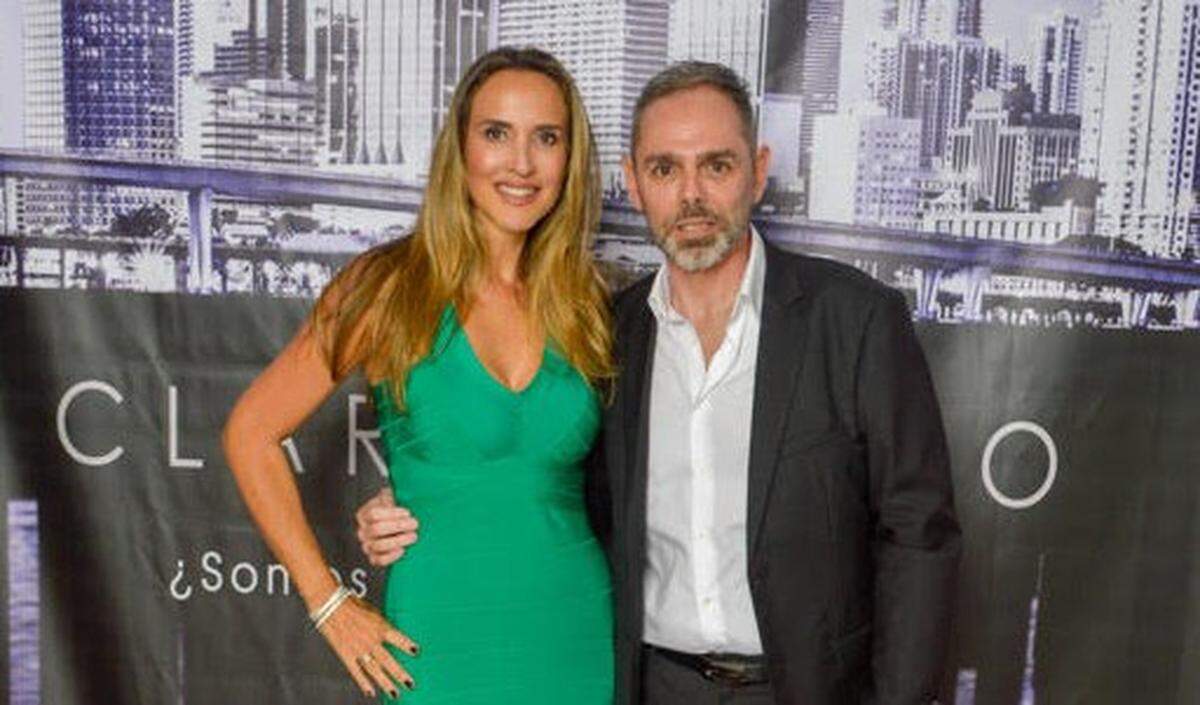El director Eduardo Román junto a Angélica Castro, una de las protagonistas de la serie ‘Claroscuro’.
