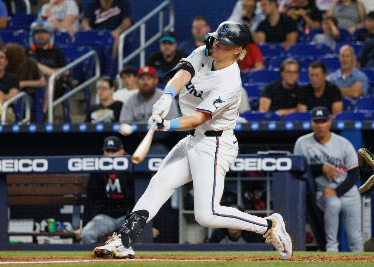 El jardinero de los Marlins Kyle Stowers batea un jonrón en el segundo inning del partido ante los Mellizos de Minnesota, celebrado el 1ro de julio de 2025 en Miami.