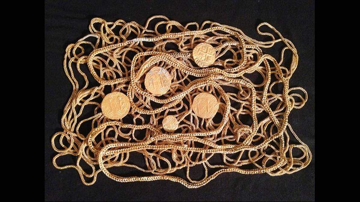 Los objetos de oro pertenecen a la Flota de 1715, una colección de barcos del tesoro español que naufragaron durante un huracán frente a la costa de Florida en 1715.  Foto cortesía de FWC.