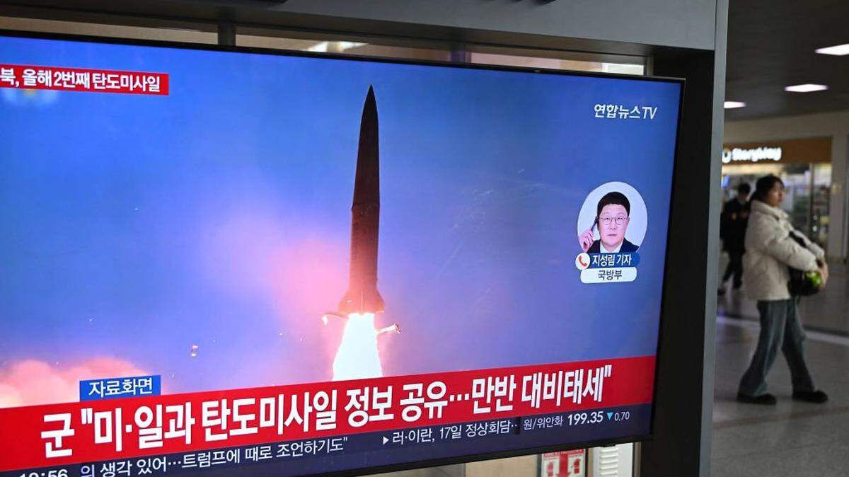 Un televisor muestra una prueba de misiles norcoreanos en una estación de tren en Seúl, Corea del Sur, el 14 de enero de 2025. 