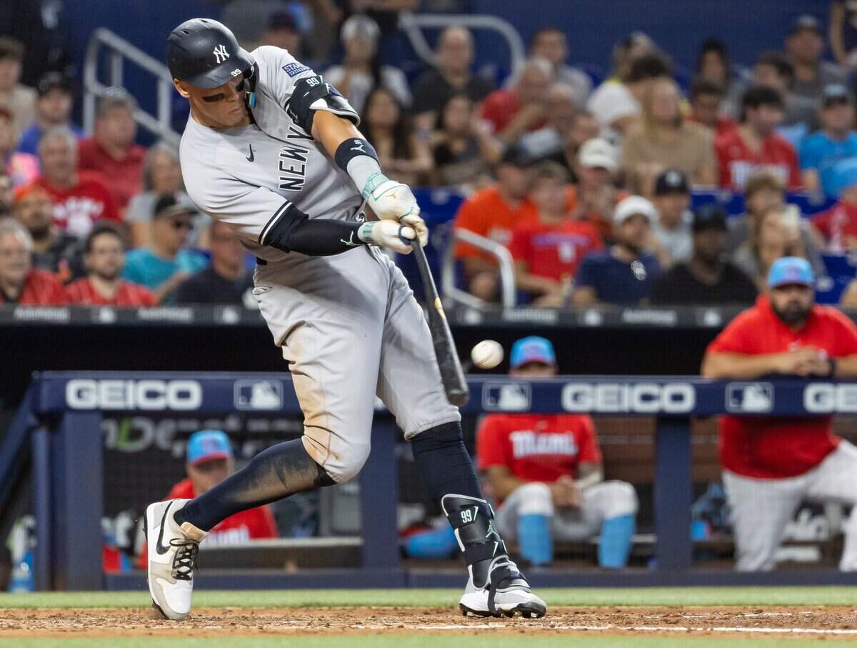 El astro de los Yankees de Nueva York Aaron Judge batea en el sexto inning del partido contra los Marlins, celebrado el 12 de agosto de 2023 en Miami.