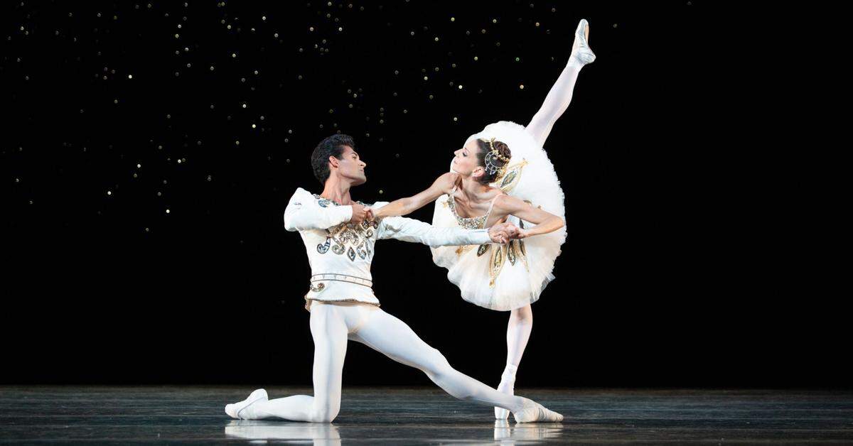 Renan Cerdeiro y Ashley Knox en la sección “Diamonds” del ballet “Jewels” de George Balanchine. 
