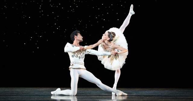 Renan Cerdeiro y Ashley Knox en la sección “Diamonds” del ballet “Jewels” de George Balanchine. 