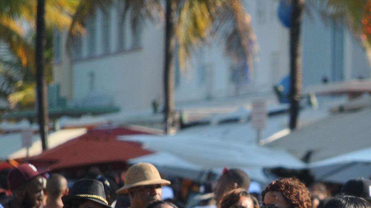 Por lo general, cientos de miles de visitantes llegan a la ciudad para un fin de semana lleno de eventos de música hip-hop conocido como Urban Beach Week. 