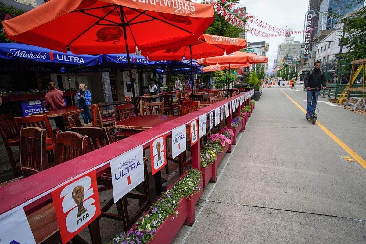 Vista de la terraza de un restaurante decorada con la imagen oficial de la Copa Mundial de la FIFA en Vancouver, Canadá, el 9 de junio de 2026.
