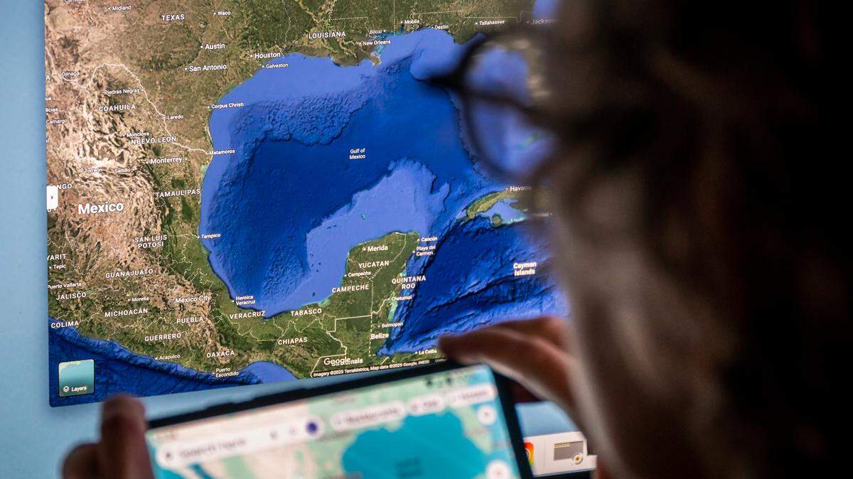 Una mujer busca el Golfo de México en Google Maps en Nueva York el martes 28 de enero de 2025. Según un cambio de nombre ordenado por el presidente Trump, Google está renombrando el Golfo de México como el Golfo de América. 