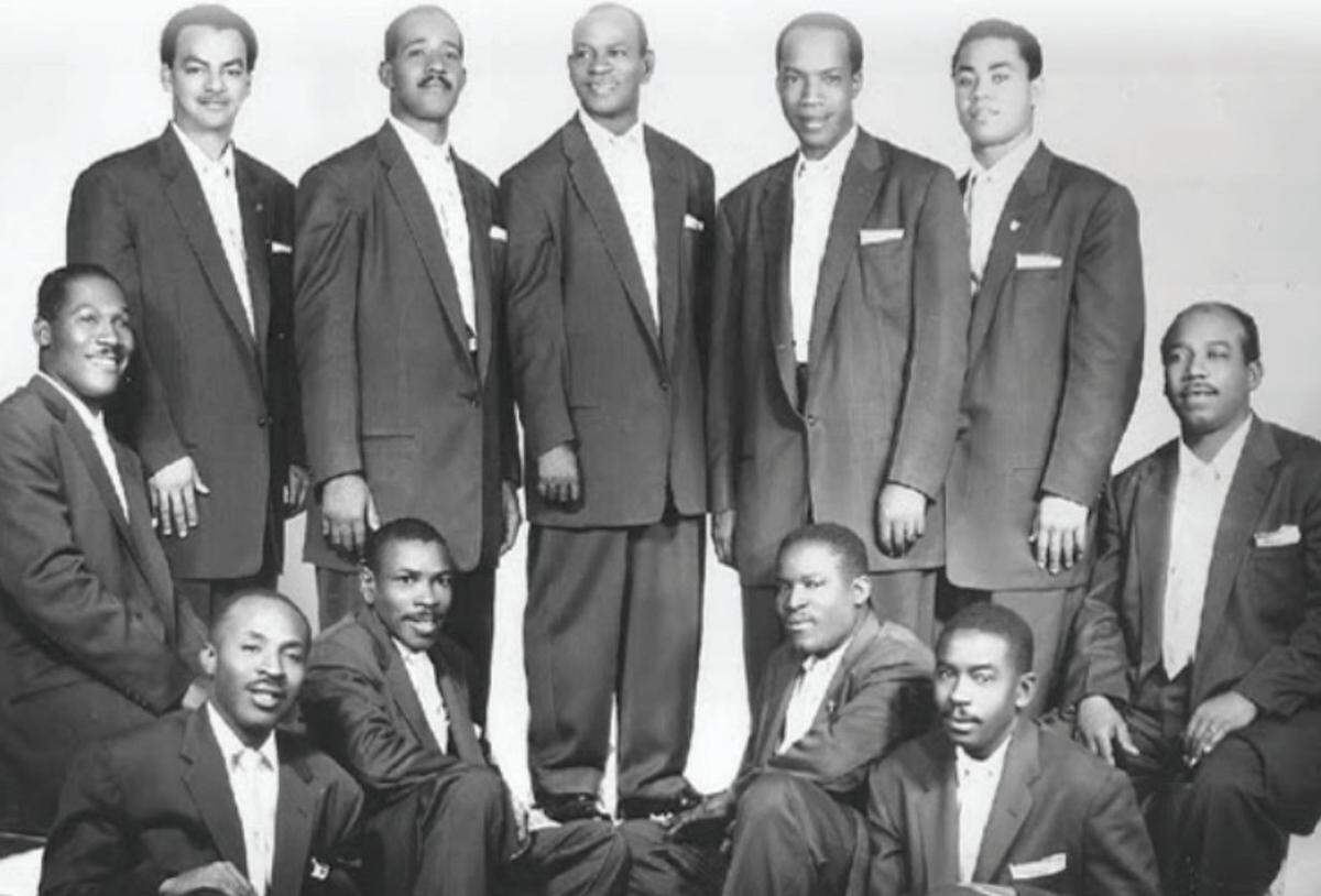 Lilí Martínez, de izquierda a derecha, primero de pie, con el conjunto de Félix Chappotín, promoción de los años 50, Cuba.