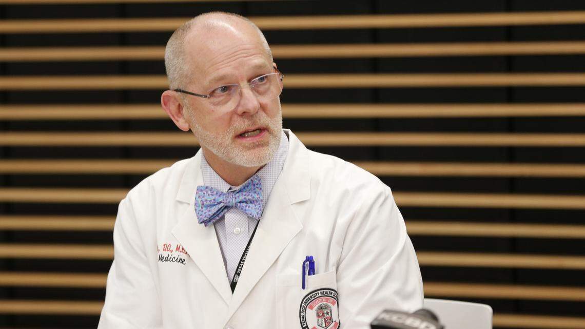 El Dr. Ron Cook, autoridad de salud comunitaria de la ciudad de Lubbock, habla sobre un caso reciente de sarampión en una conferencia de prensa el jueves 30 de enero de 2025 en Lubbock, Texas.