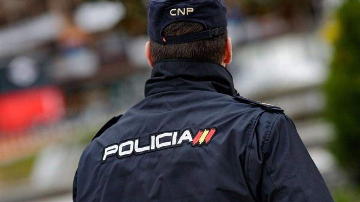 Foto de archivo de un agente de la Policía Nacional de España. La embajada de EEUU advirtió de una mayor presencia policial en zonas donde ocurran protestas.  