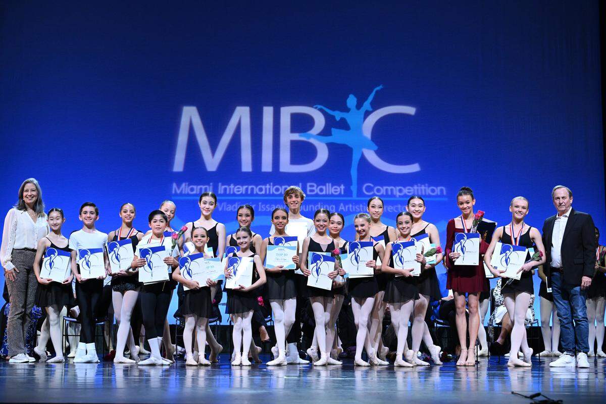  Los ganadores de las becas para asistir al programa intensivo de verano de Arts Ballet Theatre of Florida en la Miami International Ballet Competition (MIBC) de 2025. 