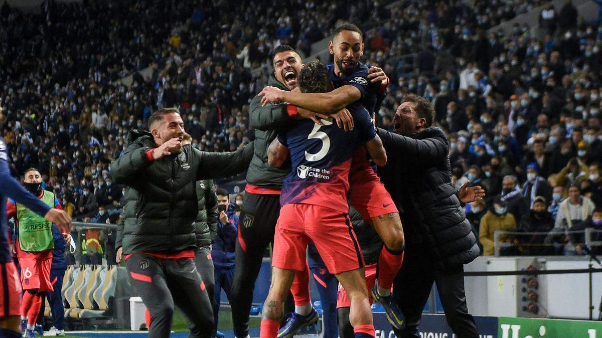 El mediocampista argentino Rodrigo De Paul (#5) celebra con sus compañeros de equipo tras anotar un gol para el Atlético de Madrid en el triunfo 3-1 ante el Porto, el martes en Portugal.