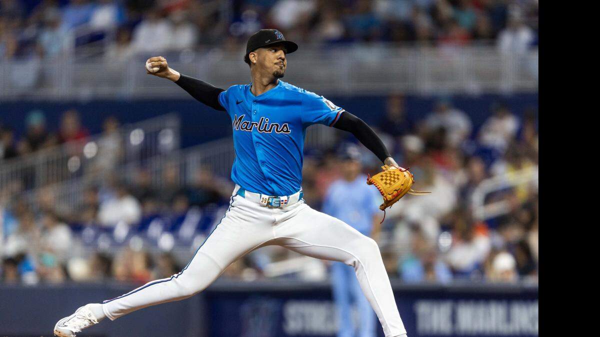 El abridor de los Marlins Eury Pérez lanza en el segundo inning del partido ante los Azulejos de Toronto, celebrado el 24 de agosto de 2025 en Miami.