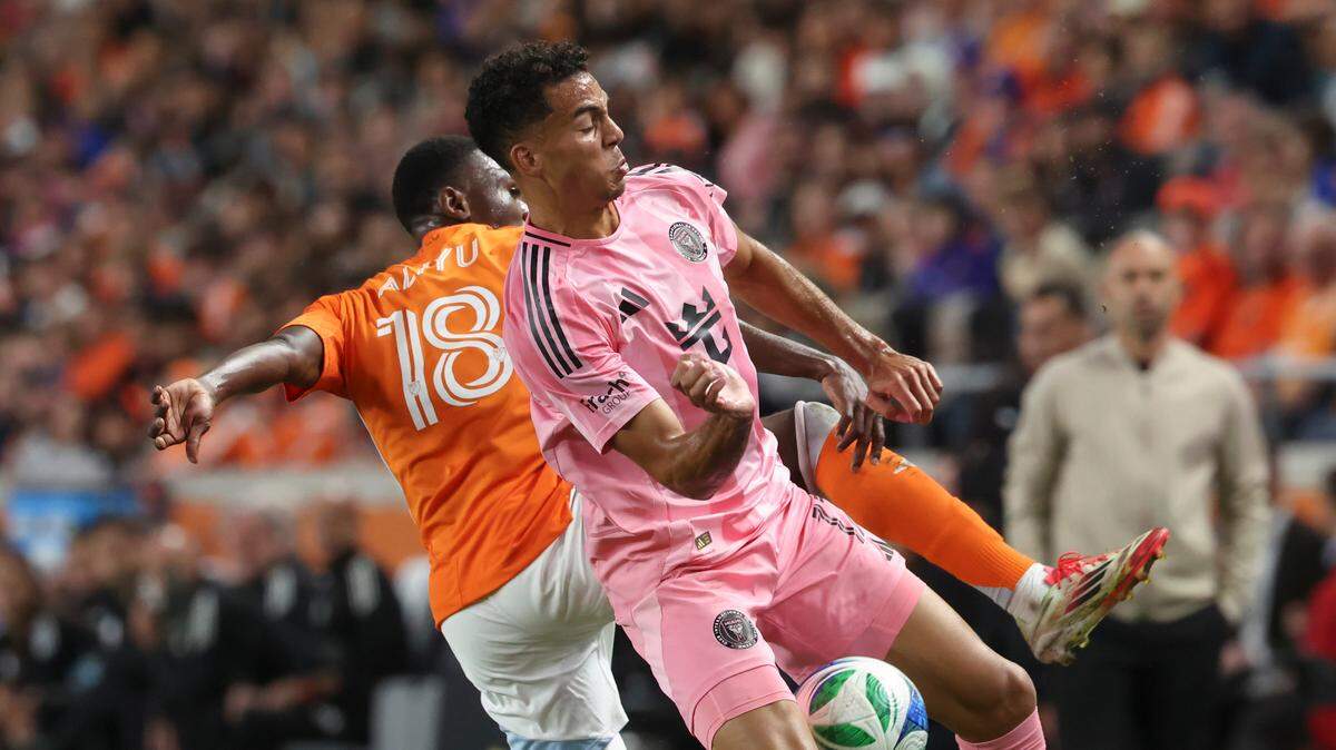 El defensa del Inter Miami Ian Fray (der.) lucha por la pelota con Ibrahim Aliyu, del Dynamo, en el partido de la MLS celebrado el 2 de marzo de 2025 en Houston.