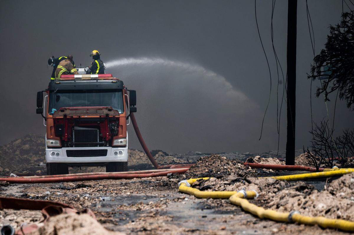 Los bomberos intentan apagar un incendio mortal en una gran instalación de almacenamiento de petróleo en Matanzas, Cuba, el martes 9 de agosto de 2022. El incendio se desencadenó cuando un rayo golpeó uno de los ocho tanques de la instalación la noche del viernes 5 de agosto. (Yamil Lage, foto vía AP)