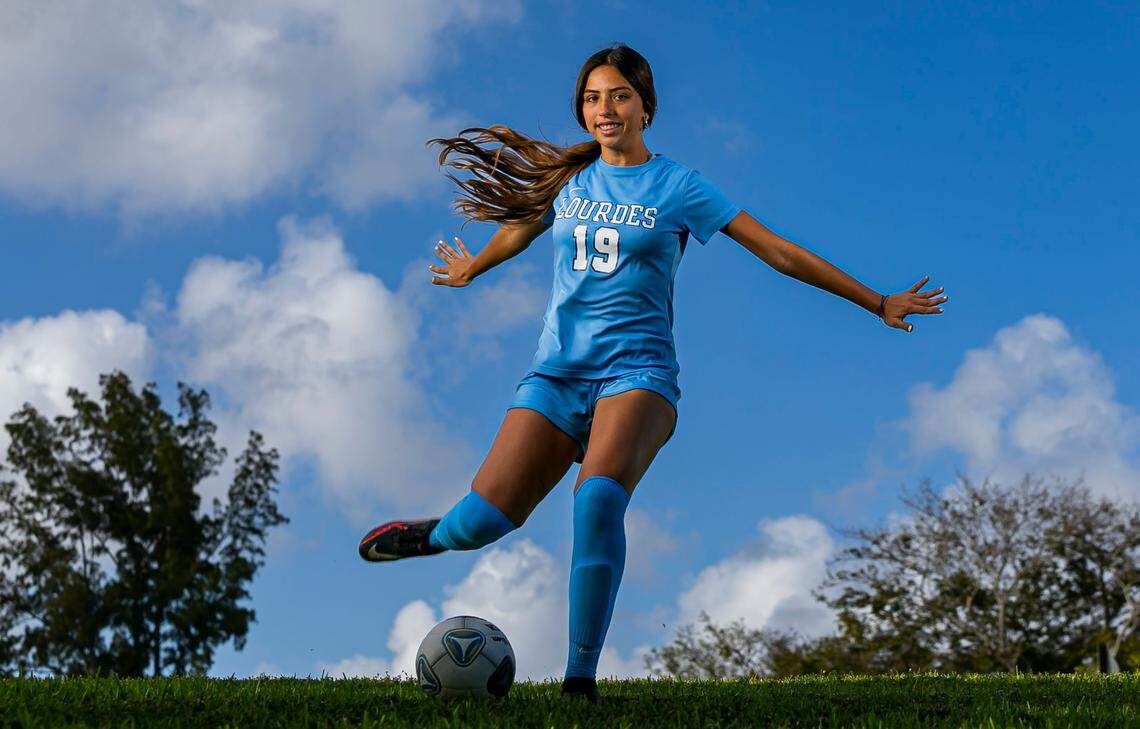 Katerina Puig, jugadora del año de Dade Soccer Big School, de Lourdes Academy, es fotografiada en A.D. Barnes Park en Miami, Florida, el martes 8 de marzo de 2022.