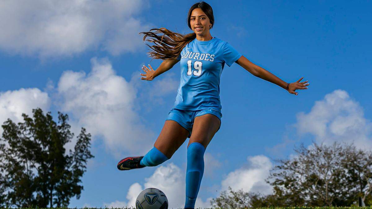 Katerina Puig, jugadora del año de Dade Soccer Big School, de Lourdes Academy, es fotografiada en A.D. Barnes Park en Miami, Florida, el martes 8 de marzo de 2022.