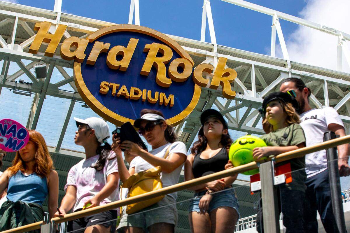 Un grupo de personas espera por un autógrafo de Naomi Osaka tras su victoria en el Miami Open, el 23 de marzo de 2022 en el Hard Rock Stadium en Miami Gardens, Florida.